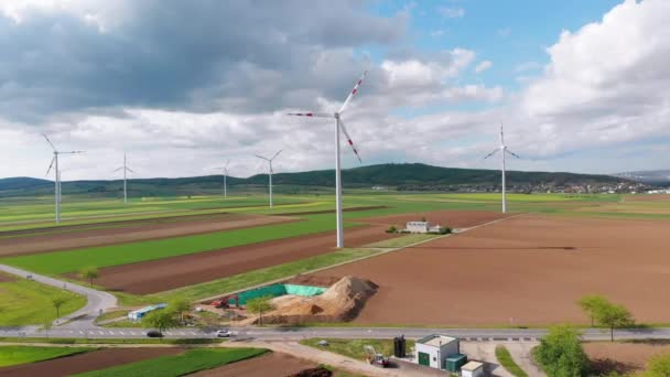 Légi kilátás a szélturbinák Farm és a mezőgazdasági mezők. Ausztria. — Stock videók