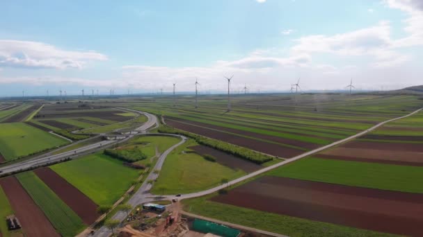 Légi kilátás a szélturbinák Farm és a mezőgazdasági mezők. Ausztria. — Stock videók