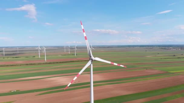 Luchtfoto van Windturbines Farm in Field. Oostenrijk. Drone-visie op energieproductie — Stockvideo