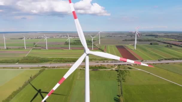 Luftaufnahme von Windkraftanlagen Park in Field. Österreich. Drohnen-Blick auf die Energieproduktion — Stockvideo