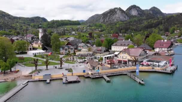 Vyhlídkový letecký pohled na horskou vesnici a jezero, Wolfgangsee, Salcburk, Rakousko, Alpy — Stock video