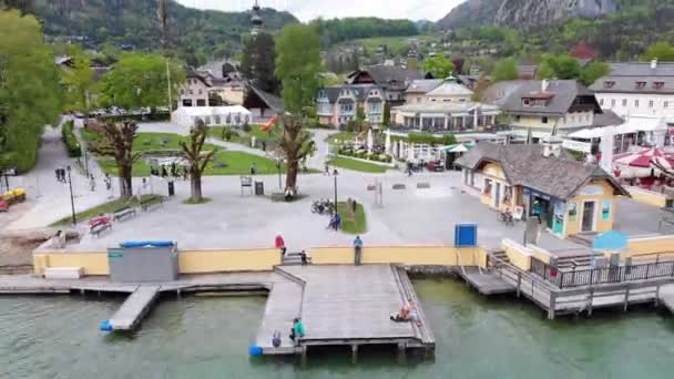 Vyhlídkový letecký pohled na horskou vesnici a jezero, Wolfgangsee, Salcburk, Rakousko, Alpy — Stock video