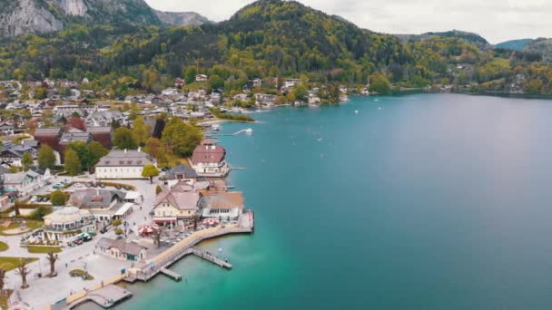 Scenic luchtfoto van bergdorp en meer, Wolfgangsee, Salzburg, Oostenrijk, Alpen — Stockvideo