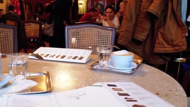 Una taza de café en el famoso café Tomaselli Isnide. Salzburgo. Austria. Café más viejo de la ciudad — Vídeos de Stock