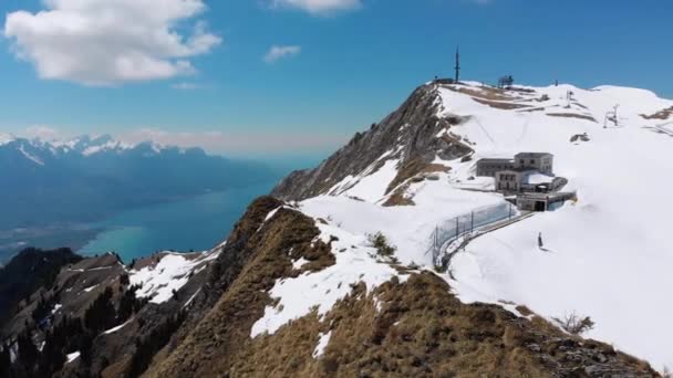 스위스 알프스의 스노위 봉우리에서 공중 드론 보기. 스위스. 로체스 드 나예 산봉우리. — 비디오