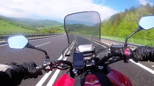 Motorrijder rijden op lege snelweg. Uitzicht vanaf achter het stuur van een motorfiets. Pov — Stockvideo