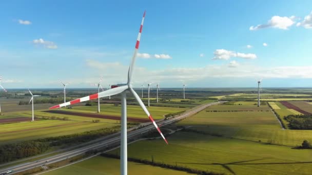 Vista aérea da fazenda de turbinas eólicas no campo. Áustria. Visão dos drones sobre a produção de energia — Vídeo de Stock
