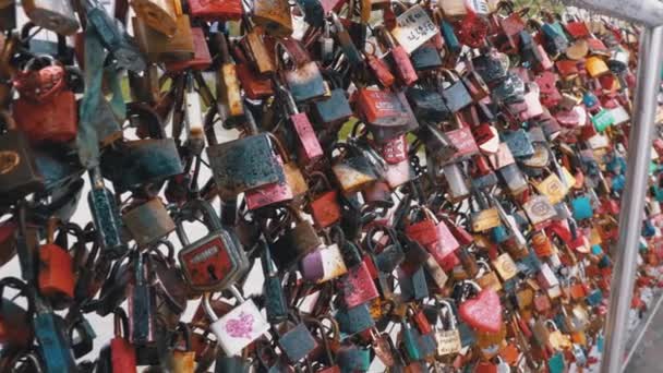 Veel kleurrijke sloten hangen op leuningen op de Love Bridge in Salzburg, Oostenrijk — Stockvideo