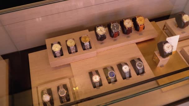 Πολυτελές ελβετικό ρολόι καρπού στον πάγκο του καταστήματος με ετικέτες τιμών — Αρχείο Βίντεο