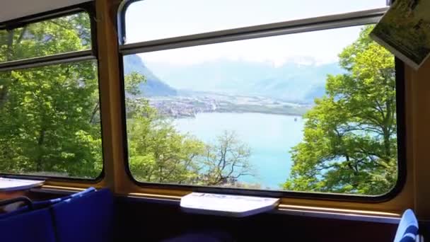 Utsikt från fönstret av bergståget på Swiss Village, Montreux City, Genèvesjön och Alperna. — Stockvideo