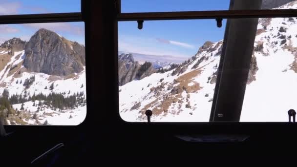 雪の多いスイスアルプスの移動山電車の窓の眺め。モントルーシティ. — ストック動画