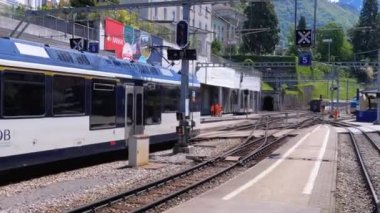 İsviçre Tren İstasyonu. Modern trenler Tren İstasyonu'nda platformüzerinde geliyor.