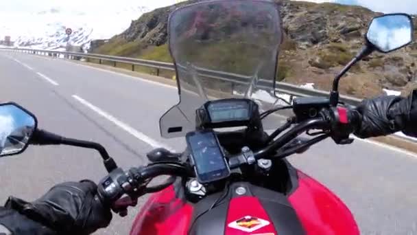 Pengendara sepeda motor Rides on Beautiful Landscape Snowy Mountain Road dekat Swiss Alpen — Stok Video