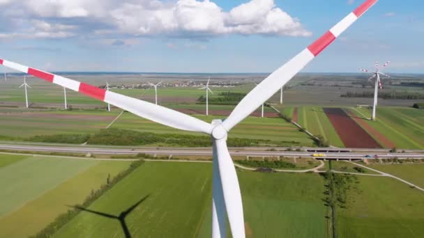 Luchtfoto van Windturbines Farm en Agricultural Fields. Oostenrijk. — Stockvideo