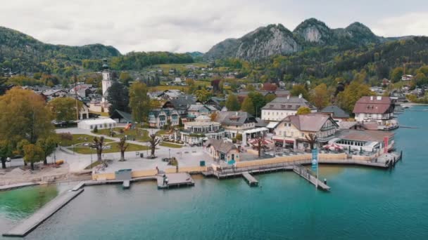 Scenic luchtfoto van bergdorp en meer, Wolfgangsee, Salzburg, Oostenrijk, Alpen — Stockvideo