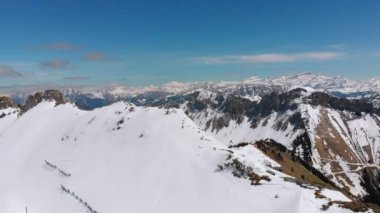 İsviçre Alpleri'ndeki Karlı Tepeler'e Yüksek Dağ'dan panoramik manzara. Rochers-de-Naye.