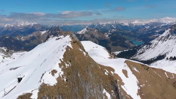 Drohnenaufnahme aus der Luft auf schneebedeckten Gipfeln der Schweizer Alpen. Schweiz. Rochers-de-naye. — Stockvideo