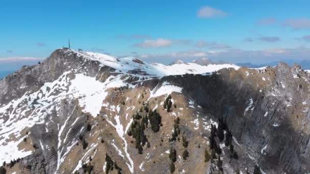 Drohnenaufnahme aus der Luft auf schneebedeckten Gipfeln der Schweizer Alpen. Schweiz. Rochers-de-naye. — Stockvideo