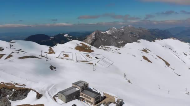 Vue aérienne sur les sommets enneigés des Alpes suisses. Suisse. Rochers-de-Naye pic de montagne . — Video