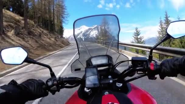 Pengendara sepeda motor Rides di Beautiful Landscape Mountain Road dekat Snowy Swiss Alpen — Stok Video