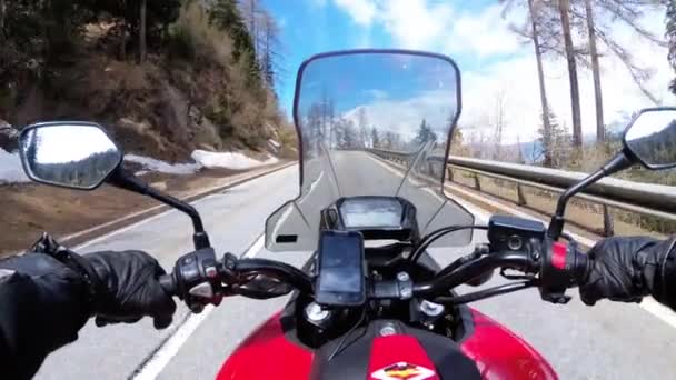 Passeios de motociclista em bela paisagem montanha estrada perto de neve Suíça Alpes — Vídeo de Stock