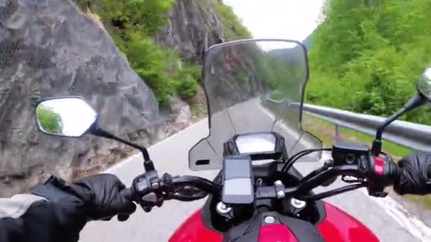Мотоцикліст на мотоциклі їде на красивий ландшафт гірських доріг в Італії — стокове відео