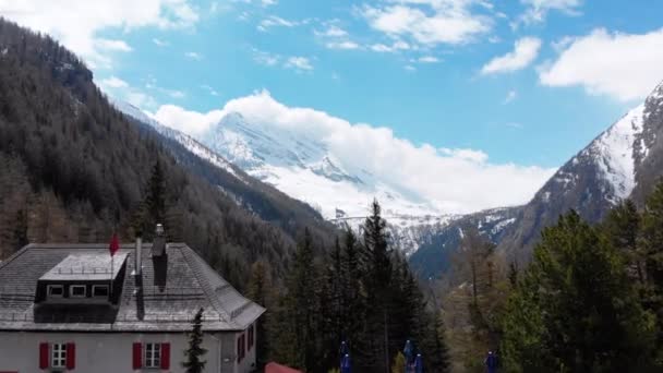 Vista aérea do restaurante à beira da estrada na estrada de montanha na Suíça, perto de montanhas alpinas — Vídeo de Stock