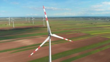 Tarladaki Rüzgar Türbinleri Çiftliği 'nin hava görüntüsü. Avusturya. Enerji Üretiminde Drone görünümü