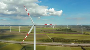 Tarladaki Rüzgar Türbinleri Çiftliği 'nin hava görüntüsü. Avusturya. Enerji Üretiminde Drone görünümü