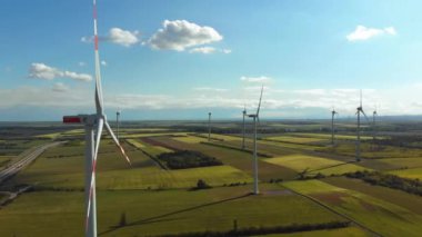Tarladaki Rüzgar Türbinleri Çiftliği 'nin hava görüntüsü. Avusturya. Enerji Üretiminde Drone görünümü