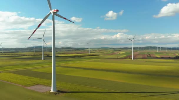 Vista aérea de la granja de aerogeneradores en campo. Austria. Vista del dron sobre la producción de energía — Vídeo de stock