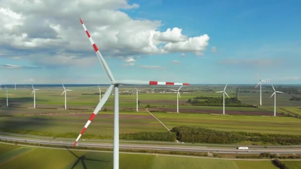 Вид с воздуха на ферму ветряных турбин в поле. Австрия. Вид беспилотника на производство энергии — стоковое видео
