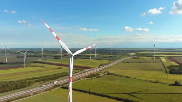 Letecký pohled na větrné turbíny Farmy a zemědělská pole. Rakousko. — Stock video