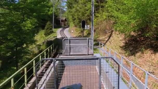 Cogwheel Train Rides nas montanhas nevadas na ferrovia. Suíça, Alpes — Vídeo de Stock