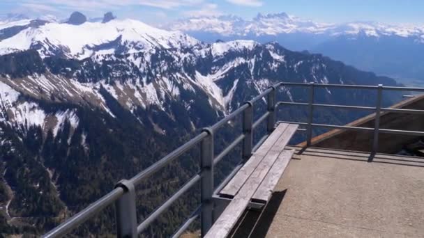 Panoramatický výhled z vysoké hory na zasněžené vrcholy ve švýcarských Alpách... Rolovci-de-Naye. — Stock video