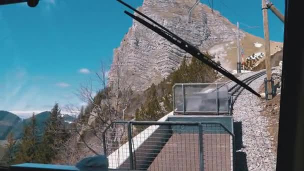 Cogwheel Train Paseos en las montañas nevadas en el ferrocarril. Suiza, Alpes — Vídeos de Stock