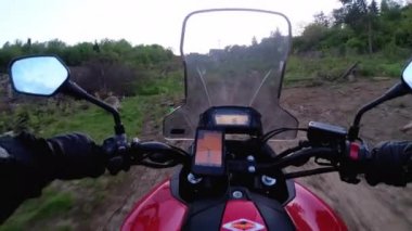 Biker bir Motosiklet Bir Offroad Dirt Road Akşam Yokuş Yukarı Sürme. Pov