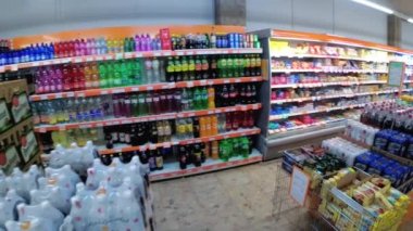 Süpermarkette mal ile Raflar. Market alışverişi. Markette markette eşyalarla yürüyün.