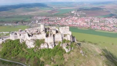 Spissky Hrad'ın havadan görünümü. Slovakya. Tepedeki Taş Kale Harabeleri