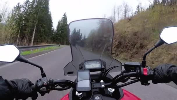 Motociclista Passeios em uma estrada de montanha em mau tempo, tempestade, chuva e nevoeiro. VPO . — Vídeo de Stock