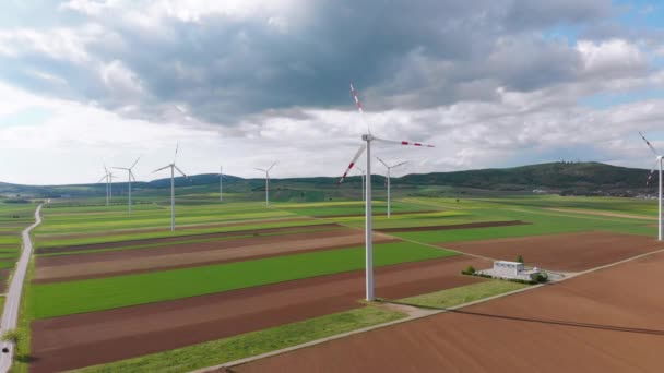 Luftaufnahme von Windkraftanlagen und landwirtschaftlichen Feldern. Österreich. — Stockvideo