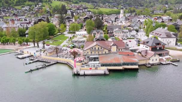 Вид с воздуха на озеро Маунтин-Лейк-Вольфгангзее с домиками курортного городка в Австрии, Альпы — стоковое видео