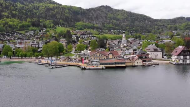 Flygvy över Mountain Lake Wolfgangsee med hus i semesterorten i Österrike, Alperna — Stockvideo