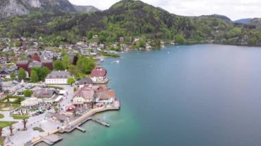 Avusturya, Alpler'deki House of Resort Town ile Wolfgangsee Dağı'nın havadan görünümü