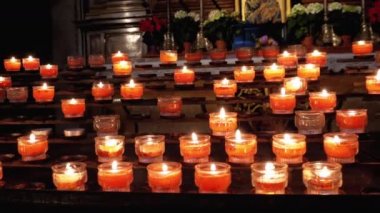 Katedralde Mum Yakmak. Katolik Kilisesi'nde Yanan Anıt Mumlar. Salzburg. Avusturya.