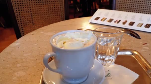 Una taza de café en el famoso café Tomaselli Isnide. Salzburgo. Austria. Café más viejo de la ciudad — Vídeo de stock