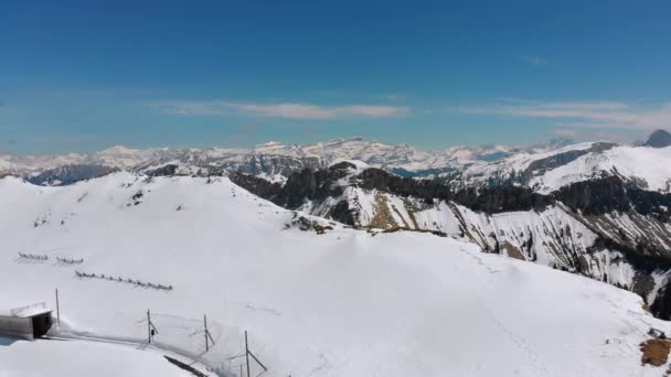 Vista panorámica desde la alta montaña hasta los picos nevados en los Alpes suizos. Rochers-de-Naye . — Vídeos de Stock