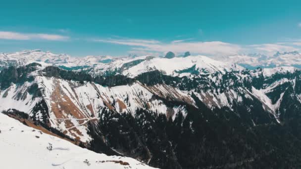 Antenna drone kilátás havas csúcsok svájci Alpokban. Svájc. Rochers-de-Naye hegycsúcs. — Stock videók