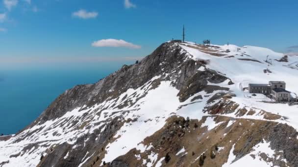 Vista aérea del Drone en los picos nevados de los Alpes Suizos. Suiza. Pico de montaña de Rochers-de-Naye . — Vídeos de Stock