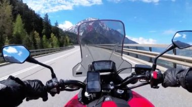 Snowy İsviçre Alpleri yakınlarındaki Güzel Manzara Dağ Yolu Üzerinde Motosikletli Rides